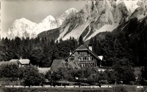 Ak Ramsau am Dachstein Steiermark, Großes Landhaus mit Fensterläden, Wiesen im Vordergrund, Nadel