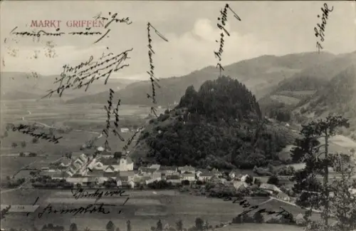 Ak Griffen Kärnten, Dorf mit markantem bewaldetem Felsen, Kirchturm, Häuserzeile, Felder, handsch
