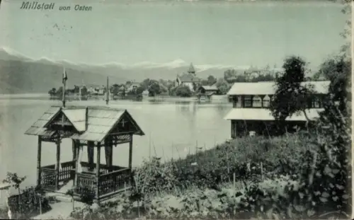Ak Millstatt am See Kärnten, Holzpavillon am Seeufer, Bootshaus am Ufer, Häuser mit Kirchturm, Be