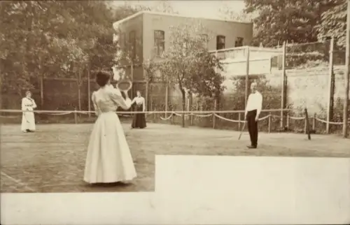 Foto Ak Menschen spielen Tennis, Tennisspielplatz