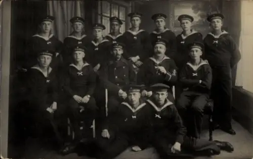 Foto Ak Deutsche Matrosen in Uniformen, Gruppenfoto