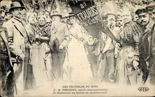 Ak Les Troubles du Midi, M. Ferroul, zurückgetretener Bürgermeister von Narbonne, Demonstranten