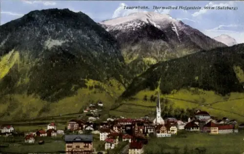 Ak Bad Hofgastein in Salzburg, Berge, schneebedeckter Gipfel, bewaldete Hänge, Talwiese, Dorf mit