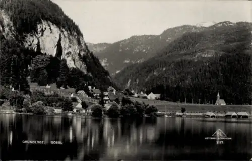 Ak Gössl Gößl am Grundlsee Steiermark, See mit Spiegelung, Uferdorf mit Bootshäusern, Kirchturm, 