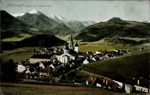 Ak Mariazell Steiermark, Dorf mit Häusern, zwei Kirchtürmen, umliegende Wiesen und Berge, schneeb