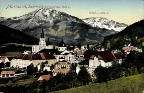 Ak Mariazell Steiermark, Kirchturm, Kuppel, Häuser, Wiesen, Bergpanorama, schneebedeckte Gipfel, 