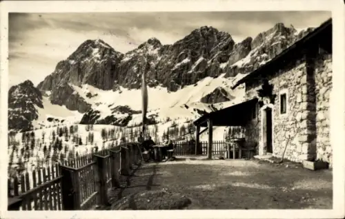 Ak Ramsau am Dachstein Steiermark, Austriahütte am Brandriedel, Terrasse mit Tisch und Stühlen, H