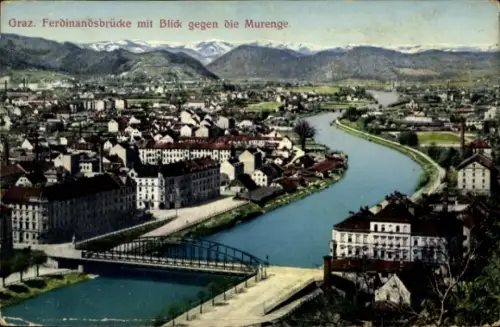 Ak Graz Steiermark, Fluss mit Bogenbrücke, Uferbebauung mit dicht stehenden Häusern, Dächer, Berg
