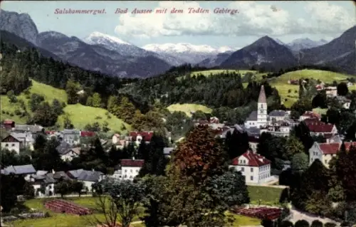 Ak Bad Aussee Steiermark, Kirchturm, Häuser, Wälder und Wiesen, Berge mit schneebedeckten Gipfeln