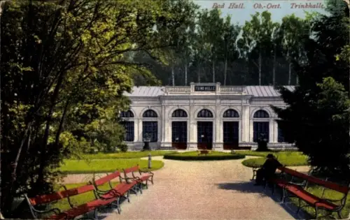 Ak Bad Hall Oberösterreich, Parkweg mit Bänken, Gebäude mit Schriftzug, Rasenflächen, Brunnen, si