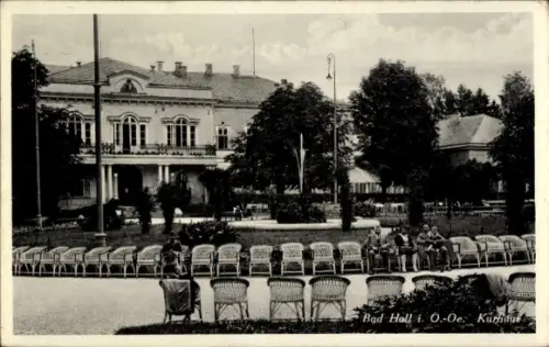 Ak Bad Hall Oberösterreich, Reihen Korbstühle, Sitzende Personen, Park mit Bäumen und Laternen, B