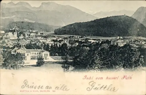 Ak Bad Ischl in Oberösterreich, Panoramablick auf Kleinstadt, sichtbare Bergkette, Wald/Baumgrupp