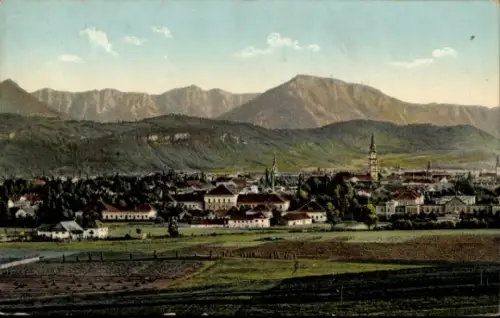 Ak Klagenfurt am Wörthersee Kärnten, Panorama einer Kleinstadt, Berge im Hintergrund, Felder im V