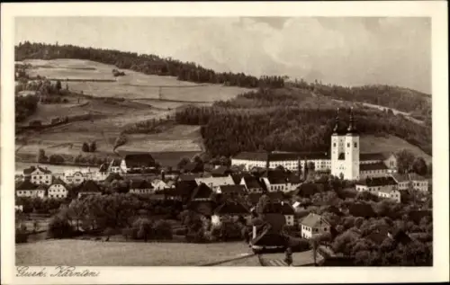 Ak Gurk in Kärnten, Dorf mit vielen Häusern, großes Gebäude mit zwei Türmen, Felder, bewaldete Hü