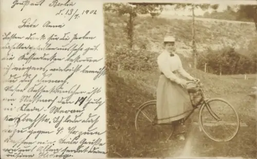 Foto Ak Frau mit einem Fahrrad, Portrait