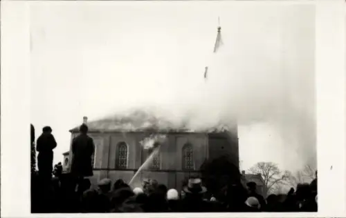 Foto Ak  Langenberg Callenberg in Sachsen, Brand der Kirche