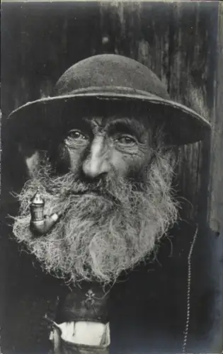 Foto Ak  Meran Merano Südtirol, Meraner Bauer mit Hut und Pfeife