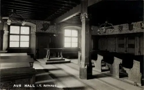 Ak Hall in Tirol, Rathaus, Innenansicht, Holzverkleidung, Fenster, Bänke