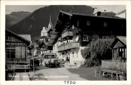 Ak Kals am Großglockner Tirol,  Glocknerwirt, Berglandschaft, alte Autos, traditionelle Architekt