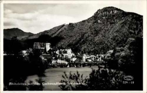 Ak Frohnleiten Steiermark, Fluss, Dorf mit Kirchturm, Brücke, Berg im Hintergrund, Bäume im Vorde