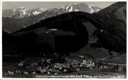 Ak Aflenz Steiermark, Dorf mit Kirchturm im Tal, Bauernhäuser, Wiesen, bewaldete Hügel und schnee