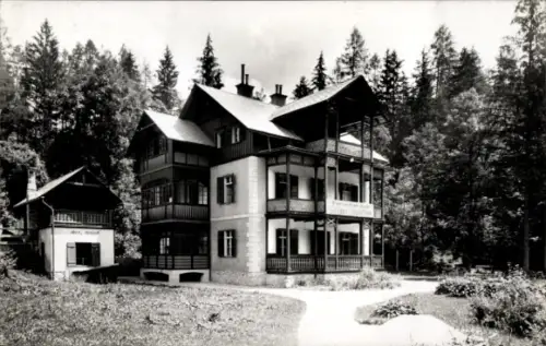 Ak Bad Aussee Steiermark, Mehrstöckiges Jugendheim mit Balkonen, Nebenbau, Wald, Rasenweg