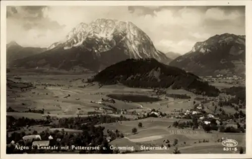 Ak Aigen im Ennstal Steiermark, markanter Berg im Hintergrund, bewaldeter Hügel, Felder und Wiese