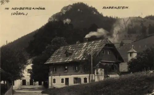 Ak Neuberg an der Mürz Steiermark, Haus mit rauchendem Schornstein, Weg, Bäume, bewaldeter Hügel 