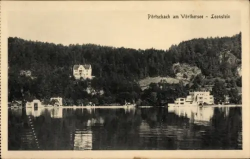 Ak Pörtschach am Wörther See Kärnten, Gebäude am Ufer, bewaldete Hügel im Hintergrund, Spiegelung