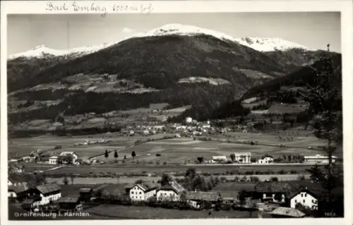 Ak Greifenburg in Kärnten, Schneebedeckte Alpen, Hügel, Tal mit Feldern, verstreute Bauernhäuser,