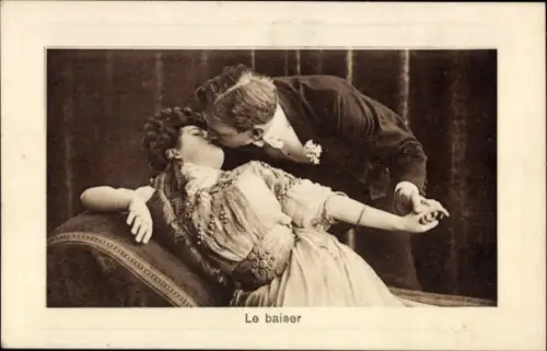 Präge Passepartout Ak Liebespaar, Kuss