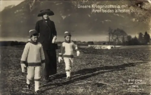 Ak Kronprinzessin Cecilie von Preußen mit den beiden ältesten Söhnen