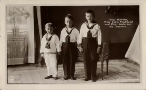 Ak Söhne des Kronprinzenpaares, Prinz Wilhelm, Louis Ferdinand und Hubertus in Matrosenanzügen