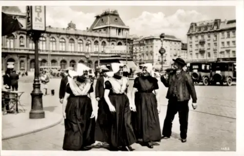 Ak Bruxelles Brüssel, Flämische Bauern, Frauen in Trachten, Gare du Nord,  Szenerie