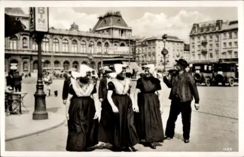 Ak Bruxelles Brüssel, Flämische Bauern, Frauen in Trachten, Gare du Nord,  Szenerie