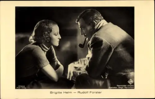 Ak Schauspielerin Brigitte Helm, bekannt aus Metropolis, Schauspieler Rudolf Forster, Pfeife