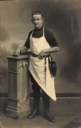 Foto Ak Fleischer, Metzger, junger Mann in Schürze, Werkzeuggürtel, Standportrait, Gardelegen 1928