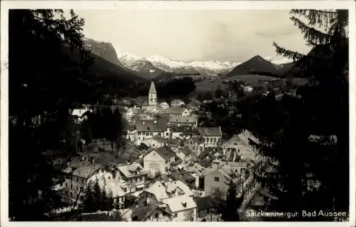 Ak Bad Aussee Steiermark, Kirchturm, dichte Häuser im Ortskern, verschneite Berggipfel im Hinterg