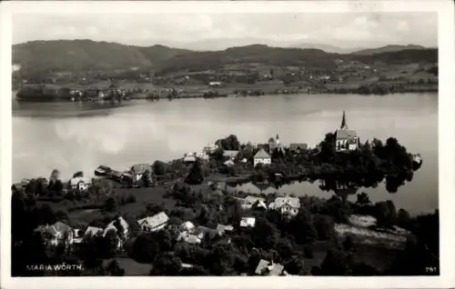 Ak Maria Wörth am Wörthersee Kärnten, Halbinsel mit Kirchturm, See mit Spiegelung, Ufer mit Häuse