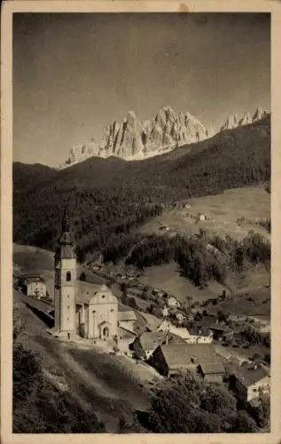 Ak Villnöss Villnöß Funes Südtirol, Sankt Peter gegen die Geislerspitzen im Villnöstal