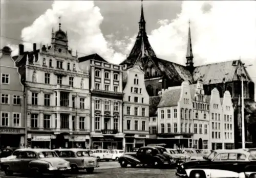 Ak Hansestadt Rostock, Thälmannplatz mit Marienkirche, Geschäft Bücherstube, Autos