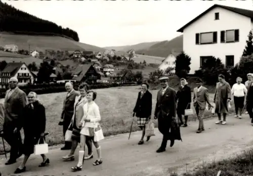 Foto Baiersbronn im Schwarzwald, Menschengruppe auf der Dorfstraße, Ort im Hintergrund