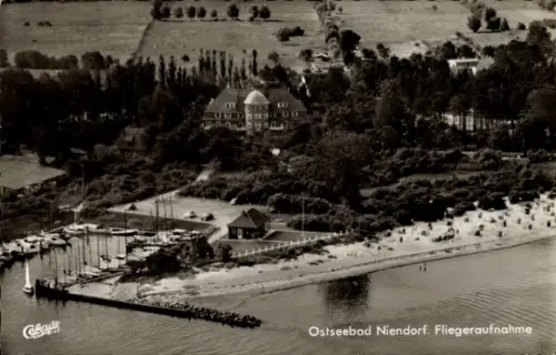 Ak Ostseebad Niendorf Timmendorfer Strand,  Fliegeraufnahme, Yachthafen, Strand mit Strandkörben,