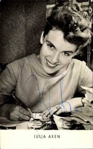 Ak Schauspielerin Julia Axen, Autogrammkarten signierend, Portrait, Autogramm
