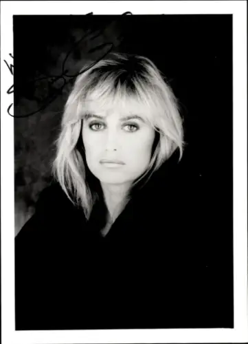 Autogrammkarte Schauspielerin Susan George, Portrait, Autogramm