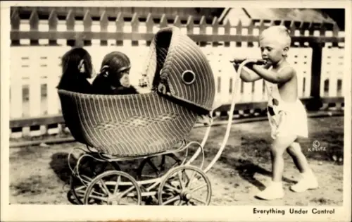 Ak Knabe mit dem Kinderwagen, Schimpansen