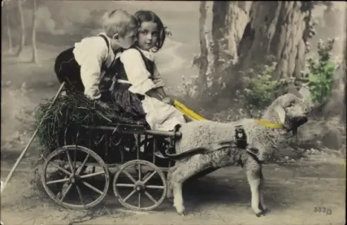 Ak Kinder in traditioneller Kleidung auf einem Wagen, Lamm
