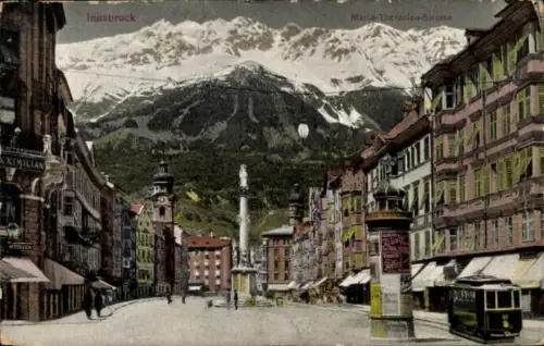 Ak Innsbruck in Tirol,  Maria-Theresien-Straße, Berge im Hintergrund, Straßenansicht