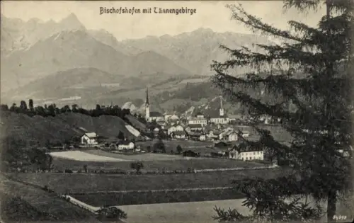 Ak Bischofshofen in Salzburg, Dorf mit zwei Kirchtürmen, Alpenkette im Hintergrund, Felder im Vor