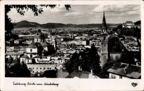 Ak Salzburg in Österreich, Domkuppeln, hoher Kirchturm, dichte Dachlandschaft, Hügel im Hintergru